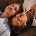Kamila Rundusová Instagram - Moje mladší dvojče. Moje druhý já. Před chvílí jsem položila telefon po jednom z našich nekonečných hovorů a zažila boží pocit. My jsme to zvládli, brácha. Chápeš to?! Já povím A, ty B. Řeknu hovadinu, ty se směješ. Ty řekneš nápad, já ho podpořim. Jede to, úplně se to roluje a je to nezastavitelný. Pouto, který jsme si dokázali vytvořit bych přála všem sourozencům. Hodně nás oba podceňovali. Pamatuješ? Že z nás nic nebude a tak. Ale my se snažíme. A navíc teď společně. Není to nejvíc? Plánujeme spolu, vyvíjíme se spolu, hojíme spolu společný rány, rosteme. Mluvíme. Vymýšlíme. O všem se radíme. Každý den. Jsme šikovný, brácha. Moc ti fandím. Nám fandím. A děkuju ti, za všechno. A mámě taky. Je na nás moc pyšná. A táta by byl určitě taky. Jsme dobrý cigi. Mega tě miluju. MEGA. A jsem ráda, že jste s Dorotkou zpunktovali akci, která bude naše první společná. Všechny vás zveme do pražskýho @kolektorcafe 30.11. od 17h. Brácha @arundus_ s Dori @dorota_dostalova budou vypouštět ven svůj novej brand @souzen.cz a já tam budu s knihama a bylinkama. Prodávat je za zvýhodněný ceny a podepisovat je (to je jediná šance, jak letos získat podepsanou knihu). Budu v ČR jen pár dní a pak fičim na Kostariku🤍 Budeme se těšit. ONE LOVE. Za fotky děkujeme naší milované @adelabellini