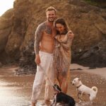 Kamila Rundusová Instagram - Lásko. Když dnes slavíš těch 42 let, prozradíš nám své tajemství, jak mládí a elán si udržet? Přijde snad jen mně jak šílenství, že před zraky nám stále mládneš, má snad v tom prsty šarlatánství? Či se prostě nestresuješ, velmi dobře se stravuješ, žiješ v lásce, pohodě a míru, každý den se otužuješ a v noci pluješ ve vesmíru? Medituješ s hudbou klidnou, dýcháš přitom hluboce, snad všichni pochopíme taky jednou, že to jest pro nás ovoce🍎😋 Bubu, jsi inspirací pro mnohé z nás. Každý den mě nepřestane udivovat, jak moc mi rosteš před očima, jaký muž a člověk se z tebe klube. Jak se otevíráš novým možnostem, jak prohlubuješ empatii vůči mě a ostatním lidem a jak krotíš svoje ego. Jsi král. Můj král jelimán. Král džungle i oceánu. A já navždy po tvém boku budu, chránit tě a pečovat, laskat tě i milovat. Přeju ti všechno jen to nejkrásnější. Tvoje Kamilka. 🖤🖤🖤 📷 @adelabellini