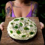 Kamila Rundusová Instagram - Můj plán na dnešek byl nahrát vám, jak na rychlokoláč, kde je základ jen ze 2 ingrediencí (viz stories). Jenže mi zlobí nahrávání reels, takže na to prdim a nahraju vám tento banánový dortík, na který se zítra chystám. Recept je na korpus a recept na “raffaelo” krém najdete v nové kuchařce, která už je hotová🥹 Dneska mi volali z tiskárny! Wohooo! RECEPT 3 velmi zralé banány 2 a 1/2 hrnku mandlové mouky 4 lžíce škrobu z tapioky * 1/3 hrnku kokosového cukru ** 2 lžíce jablečného octa 1 lžička jedlé sody 1/2 lžičky kypřicího prášku do pečiva 1 lžička vanilkového extraktu 2 lžičky mleté skořice 1/2 lžičky soli * Lze zaměnit za kukuřičný či bramborový škrob, přesto doporučuji do spíže pořídit škrob tapiokový. Krásně pojí a v bezlepkovém pečení nahrazuje vlastnosti lepku. ** Kokosový cukr lze zaměnit za třtinový cukr či javorový sirup. Přidané sladidlo lze také zcela vynechat. Na mě osobně je banánový chlebík či korpus oslazený pouze banány sladký dost. Robí je raději, když těsto přisladím. 1) Nejdříve předehřejeme troubu na 180 °C. Vymažeme formu rostlinným olejem a vysypeme ji moukou či vysteleme pečicím papírem po všech stranách. 2) Ve velké míse rozmačkáme banány vidličkou či je rozmixujeme v kuchyňském robotu. Do mísy přidáme mandlovou mouku, škrob, sladidlo, jedlou sodu, kypřícího prášku do pečiva, sůl, vanilku a skořici a důkladně promícháme. Ocet vmícháme jako poslední (aby mohl reagovat s jedlou sodou) a poté těsto vlijeme do formy. 3) Pečeme odkryté zhruba 50 minut. Poté necháme přibližně 1 hodinu vychladnout na mřížce. Teprve pak vyjmeme korpus (či chlebík) z formy a přendáme na chladicí mřížku, kde ho necháme další půlhodinu. 4) Výsledný korpus můžeme potřít vybraným krémem (doporučuji kokosový krém "rafaelo" z nové knihy) nebo mandlovým či kešu máslem. Další tipy a variace, jak korpus vyladit a dochutit + různé krémy (rostlinné a bez lepku) už brzy v Nejbarevnější CESTĚ aneb v Lexikonu rostlinného vaření. Už tento týden na WWW.CHEFKAMU.CZ 🤍🤍🤍
