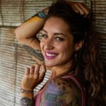 Kamila Rundusová Instagram - Jakou část svého těla máte nejraději? Já miluju svoji svoji kůži. Robi mi říká, že jsem delfín nebo taky “úplnej sameťák”. Dřív jsem ale trpěla na ekzémy a moje kůže na dotyk byla jako struhadlo. Jezdili jsme k moři, kde se mi kůže vždycky rozežrala do masa a já řvala jak tur. Změnila jsem od základu životosprávu a posledních 6 let je to pryč. Proto mi nestačí, že je na kosmetickém produktu napsáno “natural”. Zkoumám každou přísadu a úplně nejraději si vyrábím olejové maceráty z bylin a různá séra sama. Stejně tak mě ale baví objevovat kosmetiku, která do svých produktů dává to nejlepší z přírody a má dobrý záměr. V Čechách jsem pořídila různé české produkty a nakonec vybrala tři značky, jejíž výrobky se staly hvězdami při mých rituálech. Nejde o placenou reklamu, majitelky značek jsou malovýrobkyně a vše dělají srdcem. Za to, že mi jejich výrobky dělají tak dobře, chci vykřičet do světa, že tu jsou mezi námi a jsou boží. @jagaia_official - Česká značka založená na vědě, léčivé síle rostlin a ženské energii. Po měsíci a půl užívání jejich letní péče ve 3. krocích (Breathe in, Rosa 2023 a Beloved) vidím, že to co jejich kosmetika slibuje, je splněno. Z jejich vysoce koncentrovaných produktů cítím esenci luxusu a moc se těším, až vyzkouším jejich přírodní parfémy a další poklady. @lunaturamydla - Boží Lucka si vše vyrábí sama a já jsem se jejím produktům zcela podmanila. Konzistence, vůně, pocit na pleti, cenová dostupnost, to vše miluju. A moje nej od ní? Růžový nektar, Nektar krásy, Deodoranty (hlavně citrus a cedr), Zinková mast, tuhé krémy, mýdla… vlastně úplně všechno. @florentine_cosmetics - Když mi Terezka před lety poslala vzorky své kosmetiky, těšila jsem se, kam se vyvine. Dnes v lanoratoři vyrábí produkty založené na silných macerátech z bylin a botanických extraktů s patentovanými aktivními látkami. Žádná voda, nic navíc. Je to síla! Miluju noční sérum Moonlight tansy, čoko masku z ceremoniálního kakaa a čistící sérum Ciao Bella. Kdysi jsem zkusila i českou inovativní kosmetiku @yageorganics a chystám se ji pořídit znovu. Ráda produkty totiž střídám. A pak je tu moje Natálka s @livinycz , která je mojí kosmetickou guru. Děkuju vám holky🤍🤍🤍