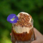 Kamila Rundusová Instagram - Sice jsem s pitím před pár lety sekla, ale jakmile jde o dezertíčky jako je vaječňák nebo Baileys, olizuju vášnivě víčko jako jsme to dělali kdysi😋 Když přišla nabídka vytvořit dezert s Baileys, vybavila jsem si chuť lahodné zmrzliny se známým smetanovým likérem, kterou nás učili ve škole gelata v Itálii. Tehdy nám vyprávěli, jak v minulém století bylo přidávání alkoholu do zmrzlin běžné, protože alkohol pomáhá zabránit tvorbě velkých ledových krystalů, což má za následek jemnou a lahodnou texturu. Protože alkohol nezmrzne (a tím pádem neztvrdne), neztvrdne ani zmrzlina i po měsících v mrazáku. Kdysi nebyly výkonné mašiny a přísady, díky kterým jsou dnes zmrzliny měkké, přestože jsou hluboce zmrazené. A protože ne každý má doma zmrzlinovač, vyzkoušela jsem vyrobit Baileys zmrzku doma bez použití zmrzlinovače za použití jen tří ingrediencí. A je to bomba. BAILEYS ZMRZLINA 1x plechovka (400g) slazeného kondenzovaného mléka 1 hrnek (250ml) Baileys 2 a 1/2 hrnku (600ml) smetany ke šlehání 1. V menší míse promícháme kondenzované mléko a Baileys. 2. V jiné větší míse vyšleháme pomocí z vychlazené smetany tuhou šlehačku. 3. Pomocí stěrky přimícháme směs s Baileys do šlehačky, dobře promícháme. 4. Poté směs nalijeme do forem a necháme 4-6 hodin zmrazit. Zmrzlina vydrží měkká a dobrá až po dobu 3 měsíců. BAILEYS AFFOGATO Protože se po zmrzlině olizoval nejen Robí, ale všichni naši kuchaři, napadlo mě udělat italský kávový dezert affogato a servírovat ho jako special dezert na menu v naší restauraci Mycelium. Uvařila jsem kávu, dala do ní pár kopečků Baileys zmrzliny, zasypala ji naší granolou s javorovým sirupem a pekany, ozdobila modrým motýlím květem a napsala ho na menu. TIP: Pokud vám v lahvi po přípravě zmrzliny likér zbyde, vyzkoušejte přípravu lahodného cheesecake od @besky.vero , na jehož přípravu se také chystám. #Baileys #Spoluprace @baileys_czech #PečemeSBaileys #Baileys_czech #Baileysirishcream #Baileysdeliciouslylight Video by @adelabellini