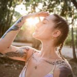 Kamila Rundusová Instagram - Začalo to divočinou a tou to taky zůstane, jen já jsem už jinou ženou, která se dnes miluje. Žíju v napojení na sebe, na tebe i přírodu, dar života respektuju a užívám si svobodu. Tu svobodu, kterou máme, když vědomě žít začneme. Když zjistíme, že my jsme pány a že všechno změnit můžeme. Už nechci ubližovat ani sobě, ani svému okolí, natož tobě, lásko moje, ať nikoho nic nebolí… Já chci dělat sobě a druhým dobře, chci prostředí své kultivovat. Hádky, lži a černé bouře, nebudu již potřebovat. Odkládám je do hlubin temných, semínka lásky zasévám, nořím se do pocitů jemných, a vděčností je zalévám. Furt mám svoje neřesti, a ty si ráda ponechám, chci žít přece v balancu… tak proč pořád někam pospíchám? Proč se pořád bičuji, kontroluji, či dokonce naříkám? Napadá mě, že život už je takový. Že i když ušli jsme kus velké cesty, nikdy nebudeme hotoví. Dokonalosti dosáhnout se stejně nedá, a to snad ani nechceme. Na to je krátká i ta věda… myslím, že všichni se hledáme… Však máme pro to vysvětlení, tolik let prožili jsme v odpojení, vnějším světem zaslepení a materialismem polapení, že žít v souladu a harmonii, jednoduché pro nás není. Chce to čas, důvěru a trpělivost, také hodně lásky a velmi bujnou představivost. Když vizí svých se držíme a dáme stranou pochyby, vše pozitivněji hned vidíme a múza životní nás políbí. Když nad hlavou máme střechu, není třeba temnoty, važme si víc svého dechu a měňme své hodnoty. Radujme se z maličkostí, o ničem jiném to beztak není, proto nehrabme se v minulosti a raději dejme přednost snění. Sajme doušky přítomnosti, míň přitakávejme společnosti a otevřeme mysl skutečnosti… že na světě je tuze krásně, když můžeme skládat básně a svoje sny si plniti… Pro @robiczech a vás všechny🤍 Fotky od @misha.photo