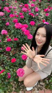Kang Na-ru Instagram - 아마도 블랙핑크 지수의 꽃을 추고싶었던 것..🌺