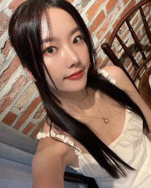 Kang Na-ru Instagram - 맨날 트레이닝복에 쌩얼로 만나다가,,🤍🫶🤍