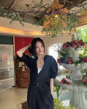 Kang Na-ru Instagram - 동화 같은 곳에서 브런치 뇸뇸🤍