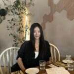 Kang Na-ru Instagram - 동화 같은 곳에서 브런치 뇸뇸🤍 Fleurs sur la route 플르서라구뜨