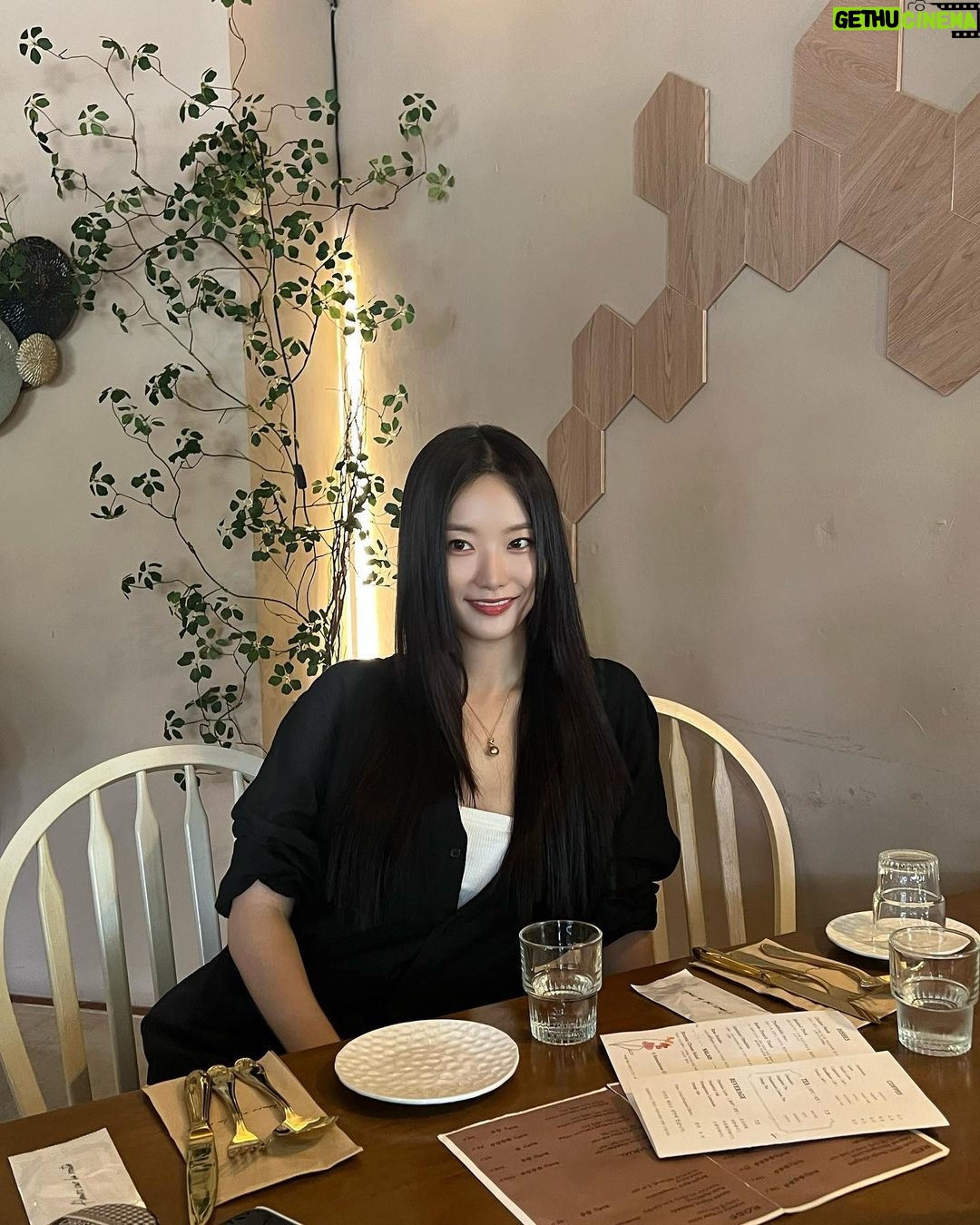 Kang Na-ru - 404 Likes - 동화 같은 곳에서 브런치 뇸뇸🤍