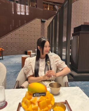 Kang Na-ru Instagram - 나 왜 빙수를 호호 불어서 먹지,,;;