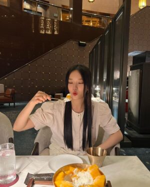 Kang Na-ru Instagram - 나 왜 빙수를 호호 불어서 먹지,,;;