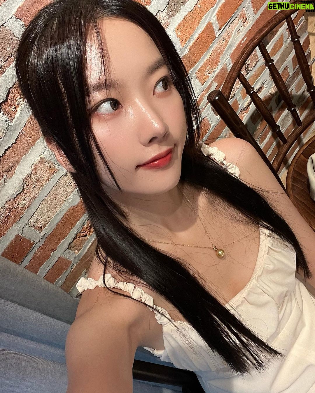 Kang Na-ru - 770 Likes - 맨날 트레이닝복에 쌩얼로 만나다가,,🤍🫶🤍