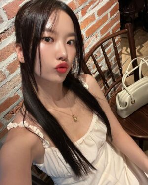 Kang Na-ru Instagram - 맨날 트레이닝복에 쌩얼로 만나다가,,🤍🫶🤍