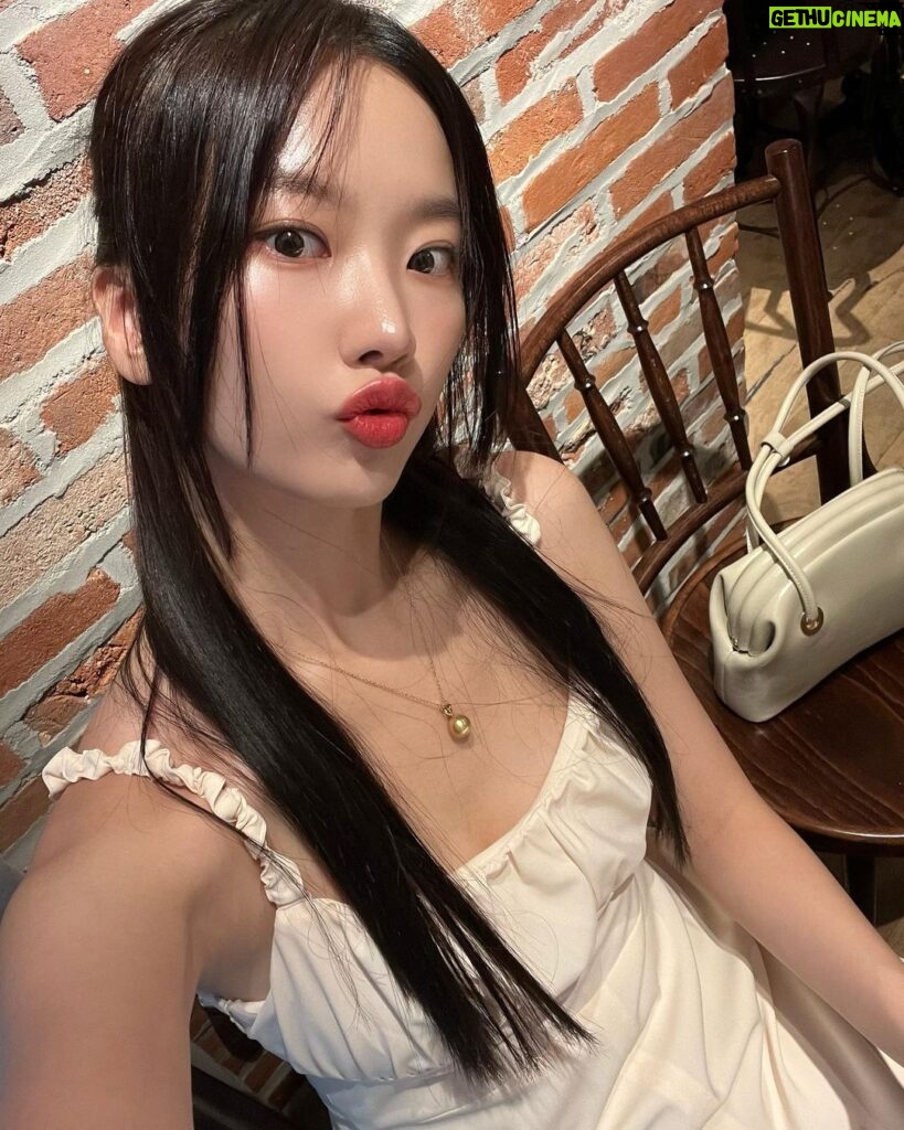 Kang Na-ru Instagram - 맨날 트레이닝복에 쌩얼로 만나다가,,🤍🫶🤍