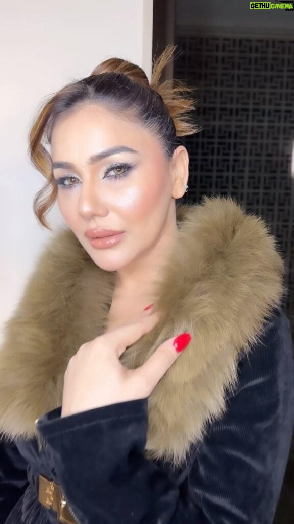 Kangna Sharma Instagram - @kangnasharma16 . . #reel #trending #kanganasharma #instagram #instareel #celebrity #makeupartist #makeupideas #lookbook #ootd #glamup
