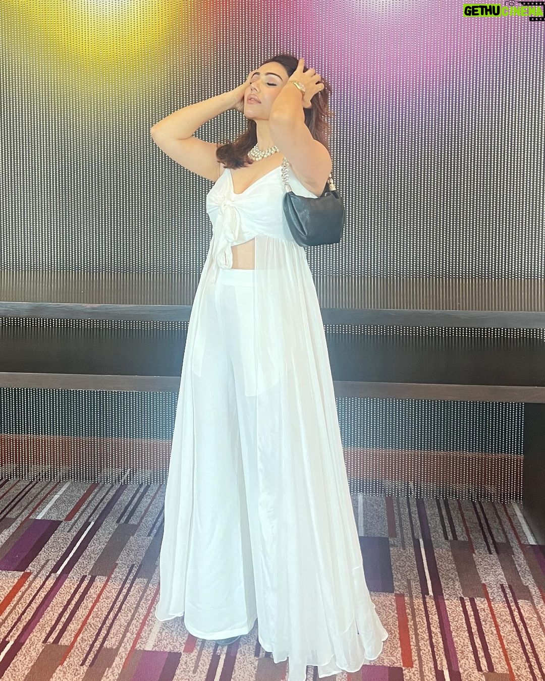 Kangna Sharma Instagram - White day 🤍 @kamli_fashion