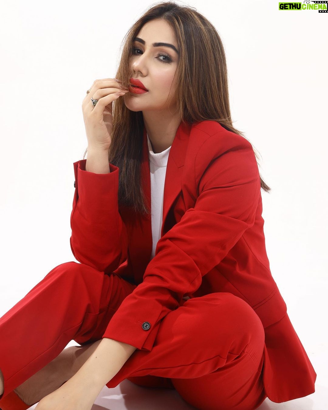 Kangna Sharma Instagram - I say if I am beautiful. I say if I’m strong. You will not determine my story- I will 🫶