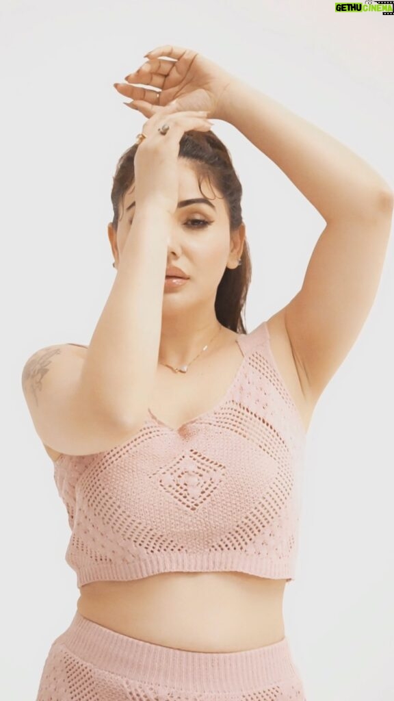 Kangna Sharma Instagram - Showing off my self assurance like it’s mine favourite accessor🫶. Video by - @b.runphotography Mua - @makeup_asfaque