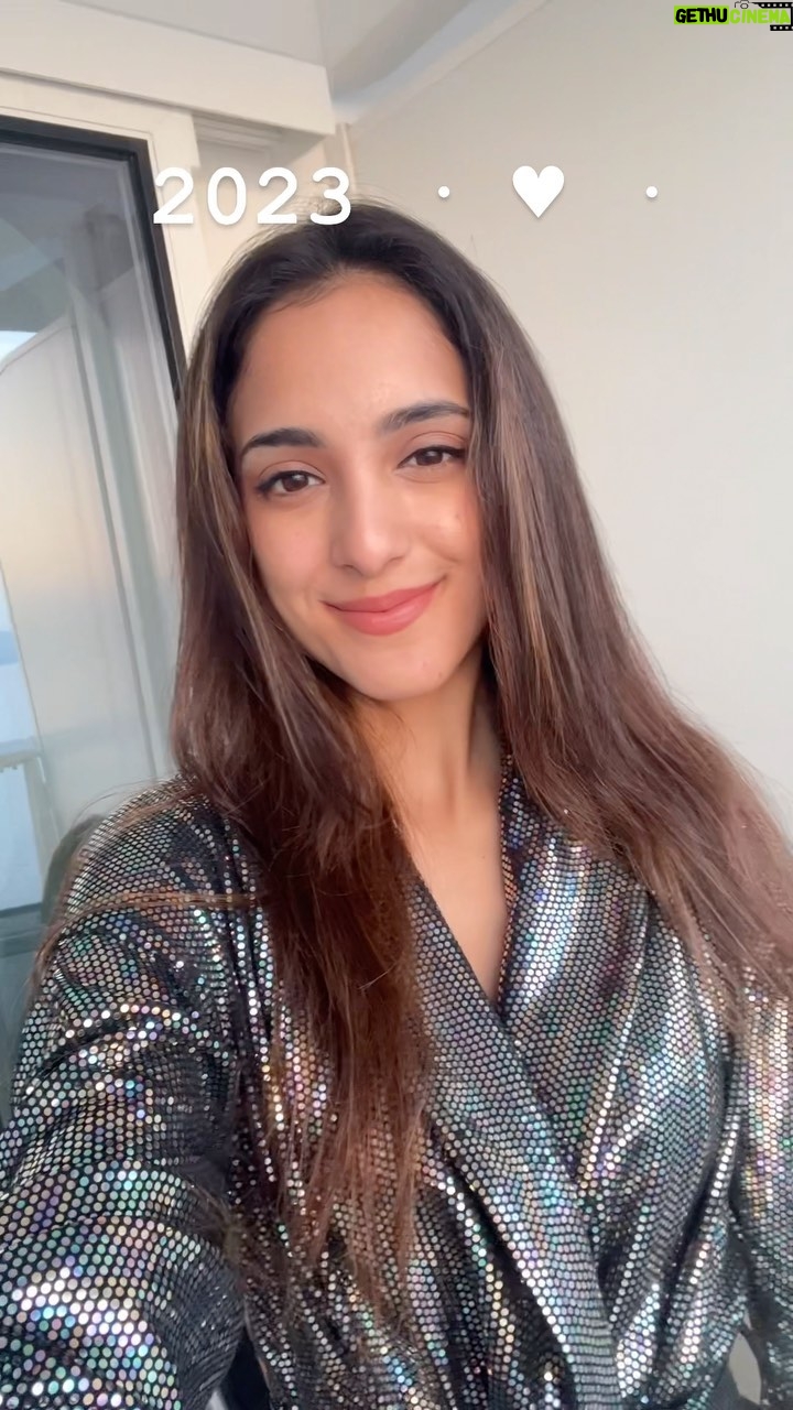 Kanikka Kapur Instagram - Thank you for being beautiful, 2023! Happy New Year ♥️