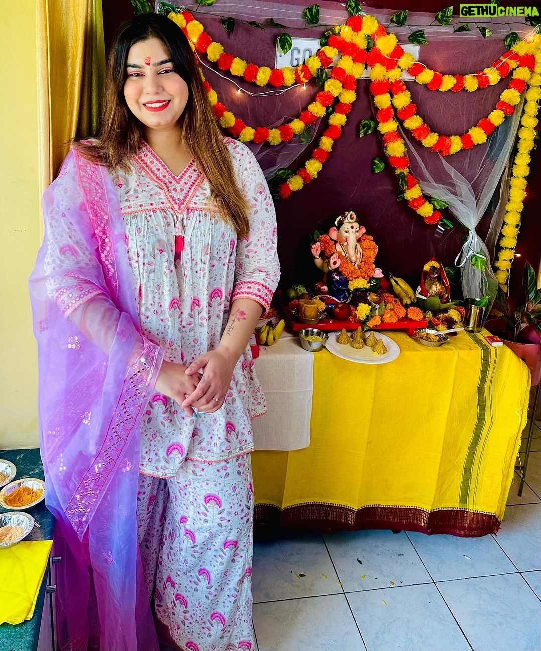 Kanisha Malhotra Instagram - It’s time to bid goodbye, Thankyou for coming every year and blessing us always Gannu… ILY ⭐️⭐️💫🙏 Outfits by: @bafna_boutique . . . . #ganpatibappamorya #bappa #reels #prayer #lalbaugcharaja #trending #reelitfeelit #explorepage #viral #ganesha #welcomehome #kanishamalhotra