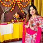 Kanisha Malhotra Instagram - It’s time to bid goodbye, Thankyou for coming every year and blessing us always Gannu… ILY ⭐️⭐️💫🙏 Outfits by: @bafna_boutique . . . . #ganpatibappamorya #bappa #reels #prayer #lalbaugcharaja #trending #reelitfeelit #explorepage #viral #ganesha #welcomehome #kanishamalhotra