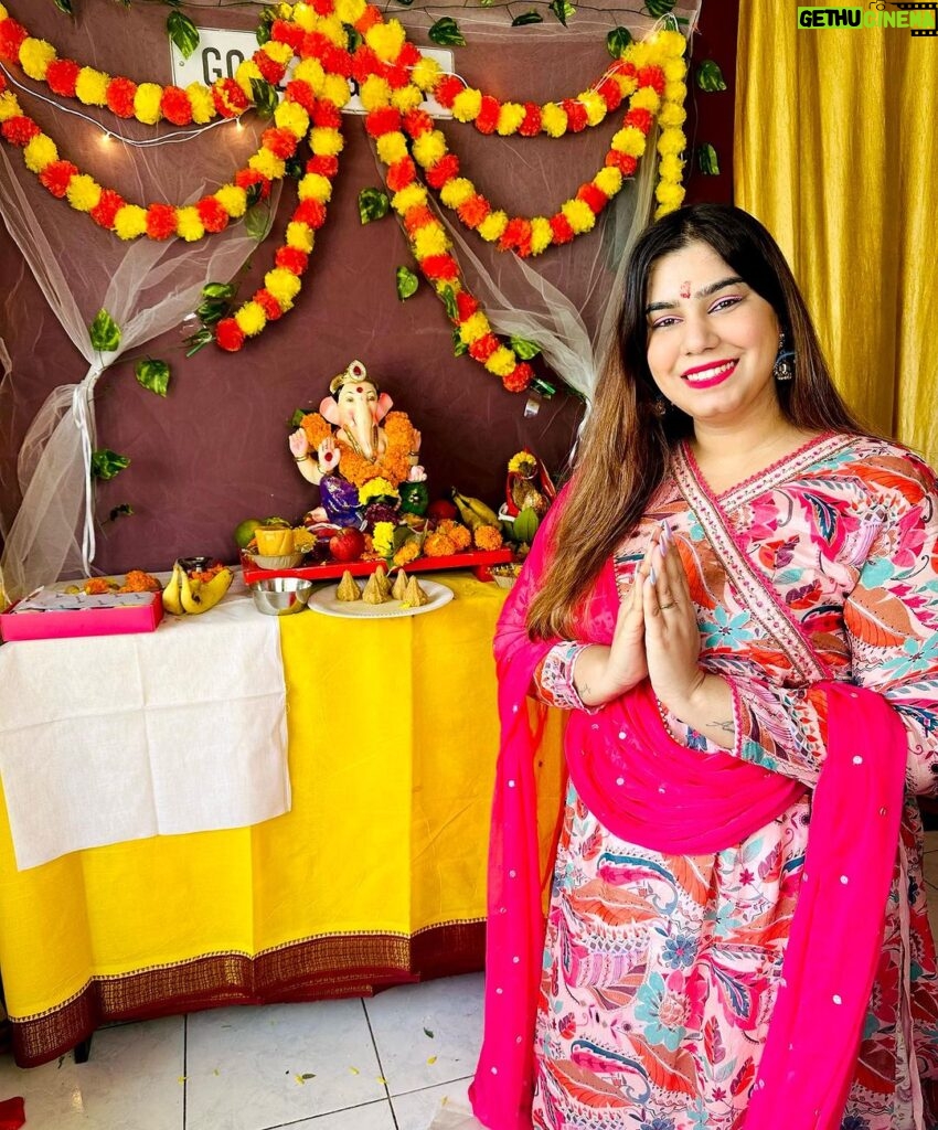 Kanisha Malhotra Instagram - It’s time to bid goodbye, Thankyou for coming every year and blessing us always Gannu… ILY ⭐️⭐️💫🙏 Outfits by: @bafna_boutique . . . . #ganpatibappamorya #bappa #reels #prayer #lalbaugcharaja #trending #reelitfeelit #explorepage #viral #ganesha #welcomehome #kanishamalhotra