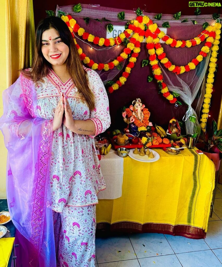 Kanisha Malhotra Instagram - It’s time to bid goodbye, Thankyou for coming every year and blessing us always Gannu… ILY ⭐️⭐️💫🙏 Outfits by: @bafna_boutique . . . . #ganpatibappamorya #bappa #reels #prayer #lalbaugcharaja #trending #reelitfeelit #explorepage #viral #ganesha #welcomehome #kanishamalhotra