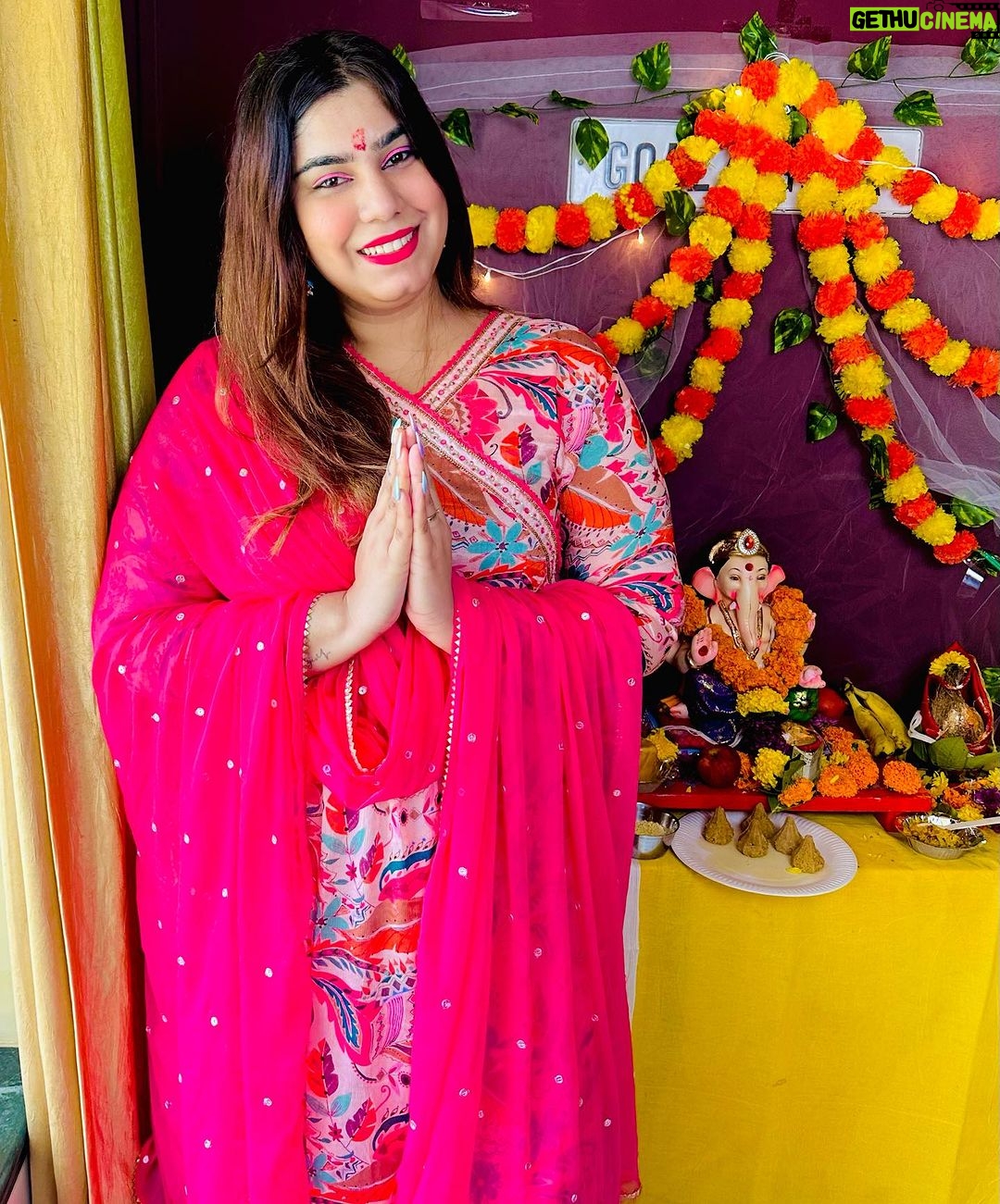 Kanisha Malhotra Instagram - It’s time to bid goodbye, Thankyou for coming every year and blessing us always Gannu… ILY ⭐️⭐️💫🙏 Outfits by: @bafna_boutique . . . . #ganpatibappamorya #bappa #reels #prayer #lalbaugcharaja #trending #reelitfeelit #explorepage #viral #ganesha #welcomehome #kanishamalhotra