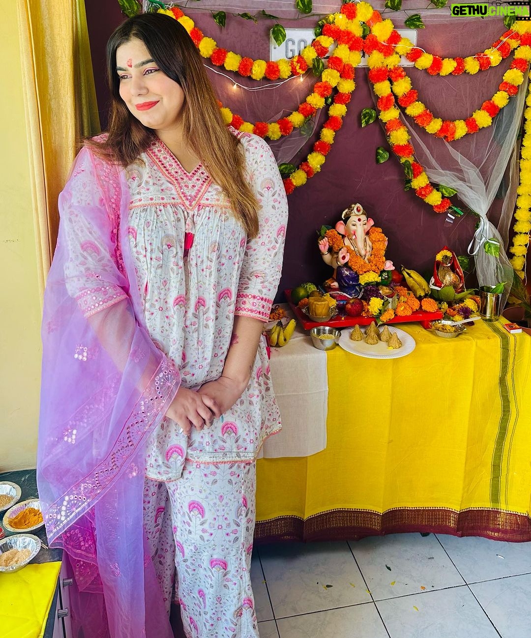 Kanisha Malhotra Instagram - It’s time to bid goodbye, Thankyou for coming every year and blessing us always Gannu… ILY ⭐️⭐️💫🙏 Outfits by: @bafna_boutique . . . . #ganpatibappamorya #bappa #reels #prayer #lalbaugcharaja #trending #reelitfeelit #explorepage #viral #ganesha #welcomehome #kanishamalhotra