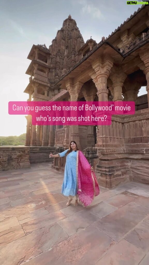 Kanisha Malhotra Instagram - Can you guess the Bollywood movie who’s song was shot here? Hint:- It is a very parivaarik movie 😋😉 Shot by @jodhpur_ka_tukda #bollywood #bollywoodsongs #rajasthanifolk #travelgram #mandoregarden #humsaathsaathhain #kanishamalhotra #travelwithkani #trending #viral