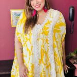 Kanisha Malhotra Instagram - Dekho mummy ki baat mana karo. Aaj Mother’s Day hai isliye nahi keh rahi. Sach mei. She is always right. Isliye go buy her a beautiful Indian wear from @emiraasbyindrani today or any other day. Just show her love. Missing her so thoda rant kardia. Miss you mom. Aur aap sab ko ‘Happy Mother’s Day’ #mothersday #indianwear #motherdaygift #motherdaygiftideas #fashionreel #fashion #fashionblogger #kanishamalhotra #comedyvideos #fashioncomedy #trending