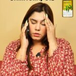 Kanisha Malhotra Instagram - I love natural ingredients, yeh cheez shayad mujhe apni mummy se aayi hai.. This mother’s day, gift your mom/yourself the calmness and soothing effect of soulflower bhringraj oil. It has natural ingredients which is directly source from their farm, isn’t it great? @soulflowerindia #mothersday #skincarewithkani #kanishamalhotra #soulflower #bhringraj #oil #summer#mothersdaygift #mothersdaygifting