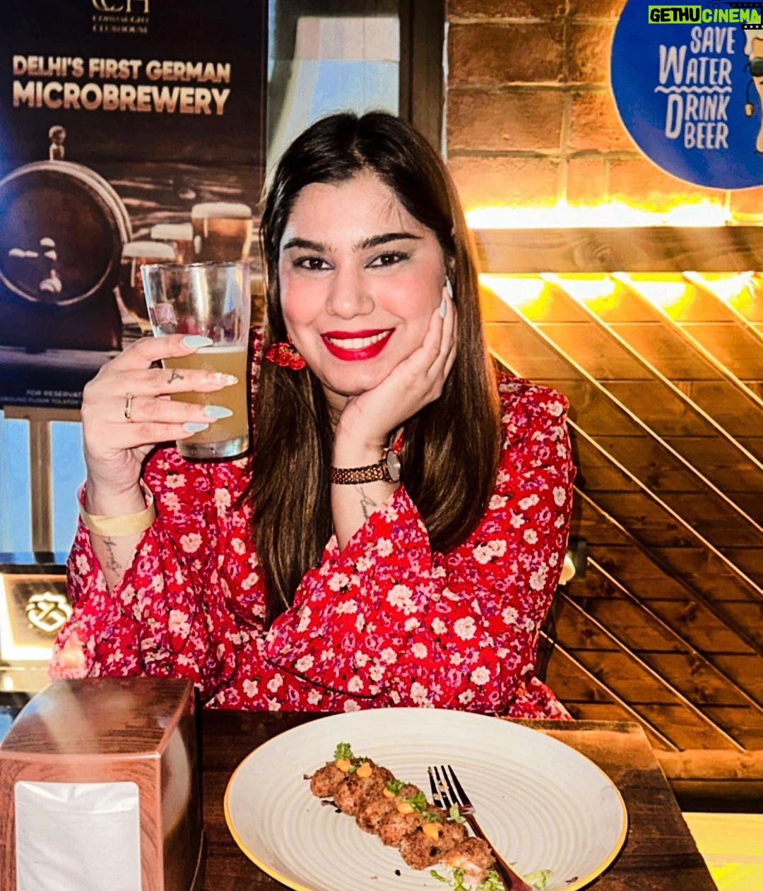 Kanisha Malhotra Instagram - Had such a blast over the weekend at the beer fest @connaughtclubhouse, CP. They have beer distilleries & craft their own beer. You too can have a great time there by playing variety or games while have your favourite beers 🍻 🤩 Thanks for having me @square_fork #beer #beerfest #beerstagram #beerfestival #cp #distillery #craftedbeer #delhi #delhidiaries #delhiblogger #delhicafe #kanishamalhotra