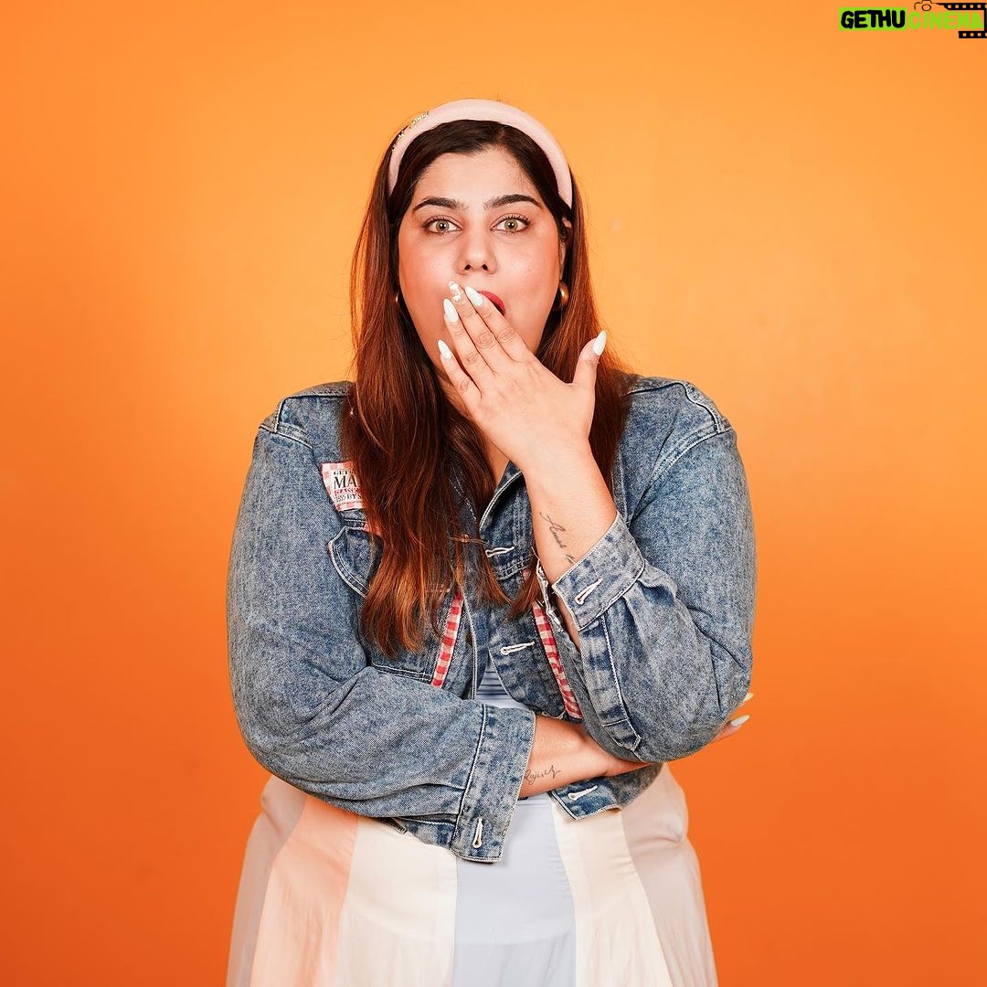 Kanisha Malhotra Instagram - Adaayen badi funky Kare hai nautanki Ye chori badi ‘Drama Queen’ hai P.S.- Different expressions of acting 🎭 Trivia: Did you know I used to act in TV shows & Web shows? I also have a tattoo of acting masks. Acting will always remain my 1st love 💕💫💥 📸 @whoisclicking #acting #differentexpressions #expressionism #actorslife #actorinspiration #actor #faces #actingmasks #expression #navras #actress #bollywood #kanishamalhotra #tvactress Mumbai, Maharashtra