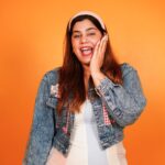 Kanisha Malhotra Instagram - Adaayen badi funky Kare hai nautanki Ye chori badi ‘Drama Queen’ hai P.S.- Different expressions of acting 🎭 Trivia: Did you know I used to act in TV shows & Web shows? I also have a tattoo of acting masks. Acting will always remain my 1st love 💕💫💥 📸 @whoisclicking #acting #differentexpressions #expressionism #actorslife #actorinspiration #actor #faces #actingmasks #expression #navras #actress #bollywood #kanishamalhotra #tvactress Mumbai, Maharashtra