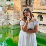 Kanisha Malhotra Instagram - Thoda sa resham tu humdum, Thoda sa khurdura, Kabhi to add jaaye ya lad jaaye, Ya khushbu se bhara, Tujhe badalna naa chahu, Ratti bhar bhi sanam, Bina sawajat, milawat, Naa zyada naa hi kam ❤️ #hindisongs #bollywood #bollywoodsongs #jodhpur #jodhpurdiaries #kanishamalhotra