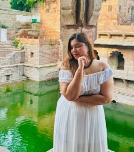 Kanisha Malhotra Instagram - Thoda sa resham tu humdum, Thoda sa khurdura, Kabhi to add jaaye ya lad jaaye, Ya khushbu se bhara, Tujhe badalna naa chahu, Ratti bhar bhi sanam, Bina sawajat, milawat, Naa zyada naa hi kam ❤️ #hindisongs #bollywood #bollywoodsongs #jodhpur #jodhpurdiaries #kanishamalhotra