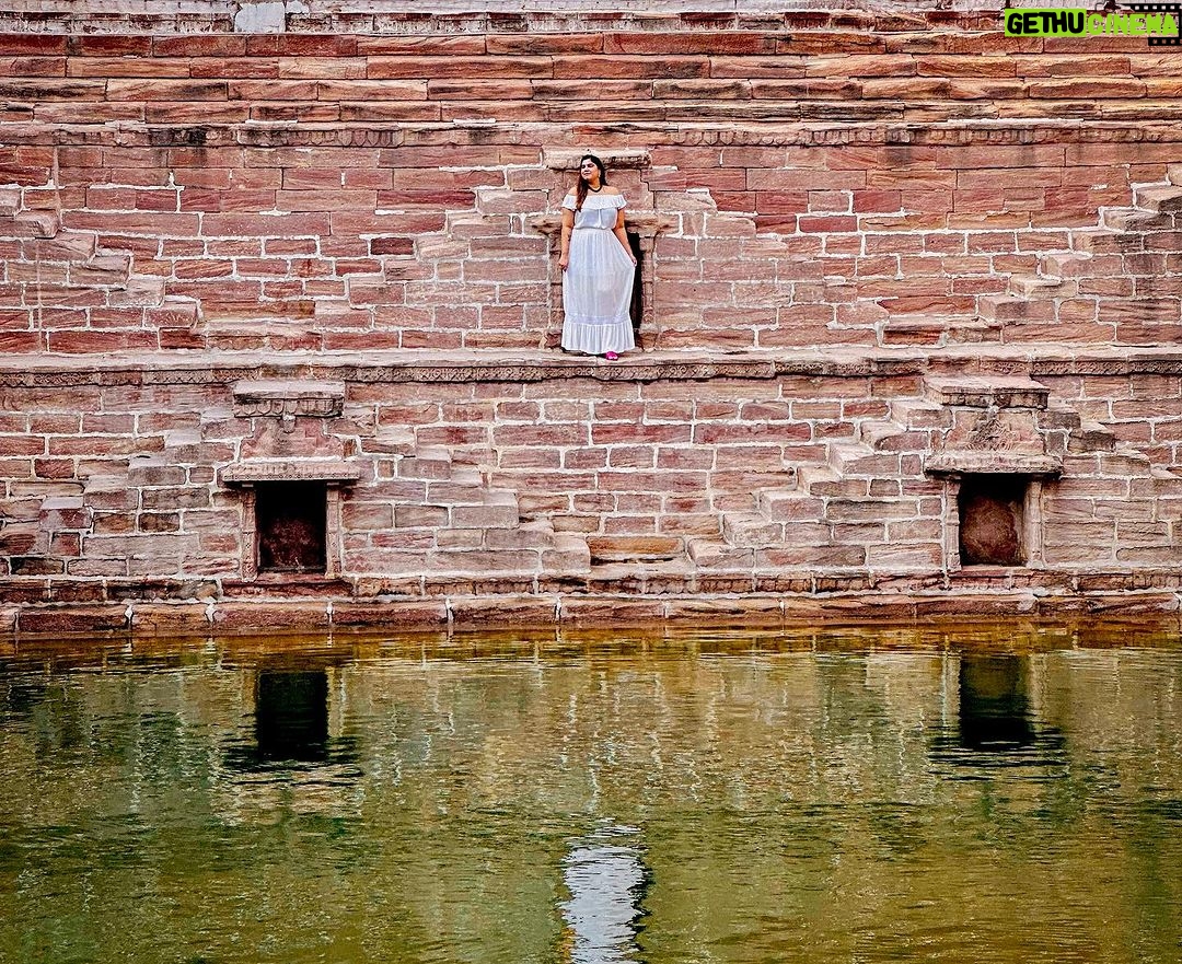 Kanisha Malhotra Instagram - Life is like a stairwell. Sometimes itβs up, sometimes itβs down. But you gotta keep moving forward πππ« #jodhpur #toorjikajhalra #stairwell #travelgram #travelwithkani #travelinfluencer #trending #aesthetic #wondersoftheworld #kanishamalhotra Step Well - Toorji Ka Jhalra
