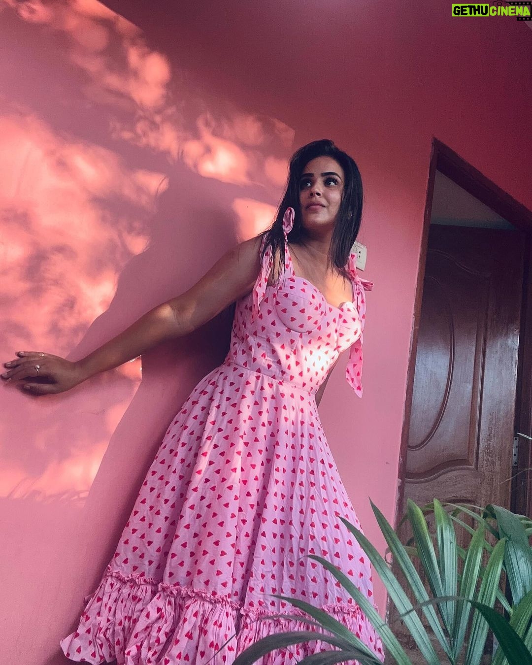 Kanmani Manoharan Instagram - #kanmanimanoharan✨ I like my shadow, it reminds me that I exist 💯 just look at my background wall it’s reflection of sunlight and trees then I understand nature is the best art ❣️ Customised outfit @f2f_designerboutique merry Christmas everyone ❣️ #kanmanimanoharan✨ #nature #beautiful #colourful #purelove #art #peace #positivity #sunshine🌞🌞🌞