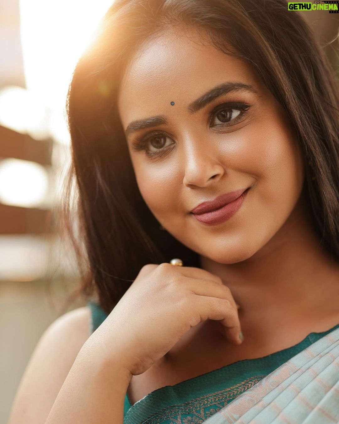Kanmani Manoharan Instagram - #kanmanimanoharan✨ shotBy : @gk_.photography._ Stylist: @keziah_costume_stylist Saree: @vinus_vogue Blouse: @beufashions Mua: @littleheartbyabu Hair do: @sathya__makeupartistry #kanmanimanoharan✨ #photoshoot #insta #instagram #instadaily #shoot #saree #goodvibes