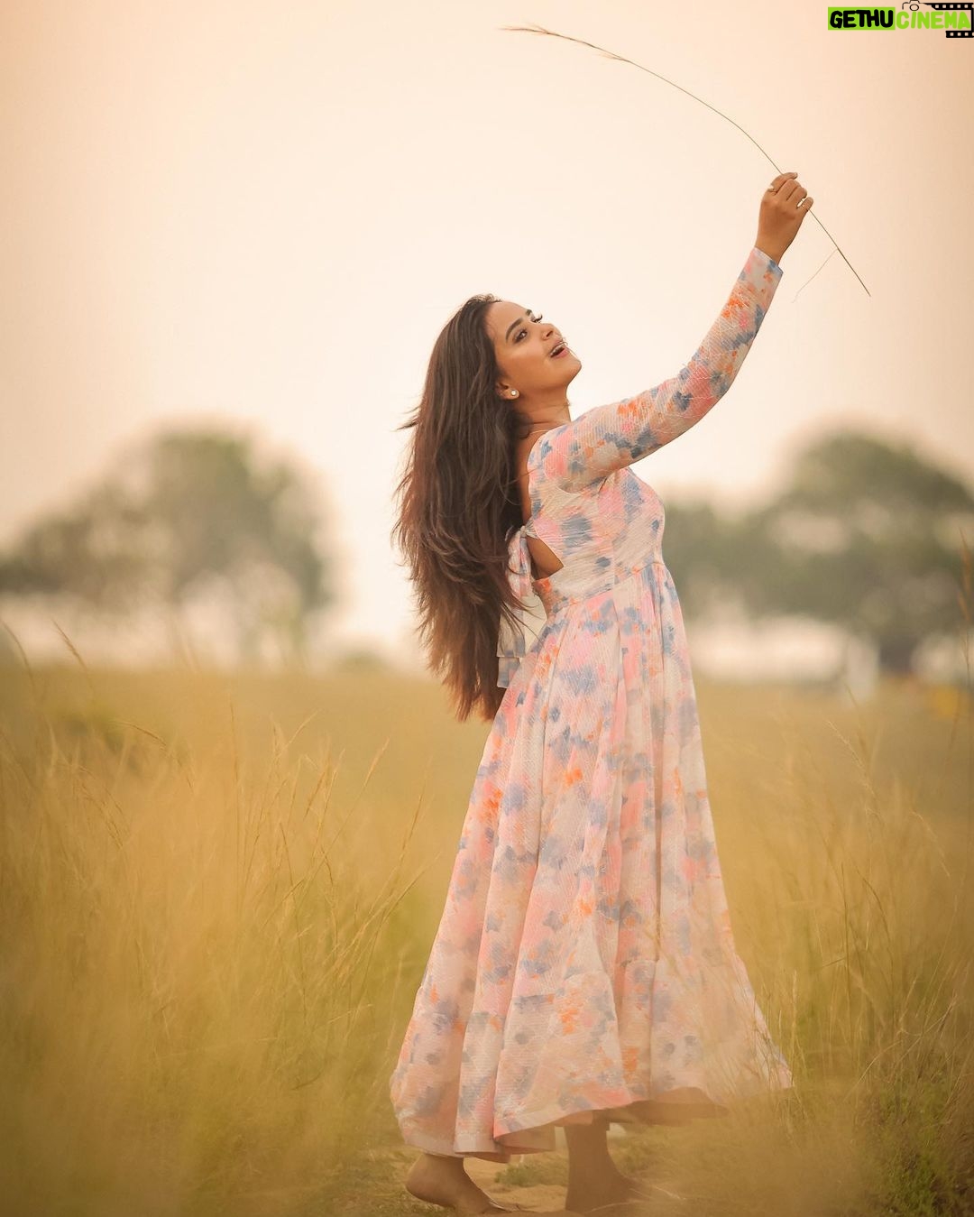 Kanmani Manoharan Instagram - #kanmanimanoharan✨ Customised outfit @gograb.in Styling @keziah_costume_stylist Beautiful shots @dhanush__photography #kanmanimanoharan✨ #shoot #photoshoot #modelshoot #sunset #vibe #positivevibes #beautifulshots #outfit #fashion