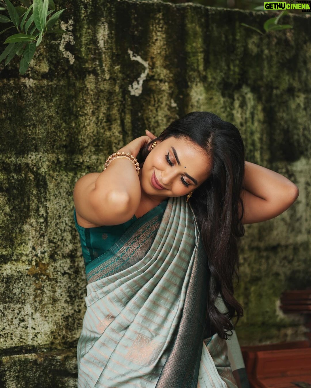 Kanmani Manoharan Instagram - #kanmanimanoharan✨ shotBy : @gk_.photography._ Stylist: @keziah_costume_stylist Saree: @vinus_vogue Blouse: @beufashions Mua: @littleheartbyabu Hair do: @sathya__makeupartistry #kanmanimanoharan✨ #photoshoot #insta #instagram #instadaily #shoot #saree #goodvibes