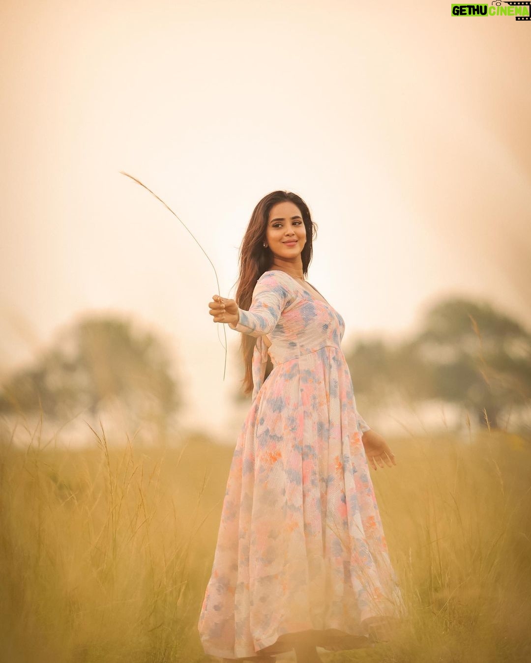 Kanmani Manoharan Instagram - #kanmanimanoharan✨ Customised outfit @gograb.in Styling @keziah_costume_stylist Beautiful shots @dhanush__photography #kanmanimanoharan✨ #shoot #photoshoot #modelshoot #sunset #vibe #positivevibes #beautifulshots #outfit #fashion