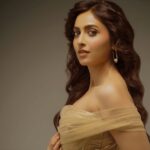 Karishma Sawant Instagram – Make it Golden ✨ #welcoming2024
Hair – @pujashrijain 
Mu- @garg_kinjal 
📸 – @vaspaan_shroff 
Styled by – @yourstylistforever 
Outfit – @datetheramp