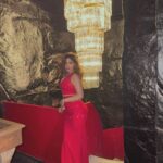 Karishma Sharma Instagram - Step into the enchanting world of Jaipur’s newest bar/club – a fusion of vintage charm and quirky vibes. From delectable bites to the irresistible ‘Jammum’ drink, every sip and bite is a journey worth savoring. A unique gem in the heart of Jaipur nightlife! @theswintonhouse