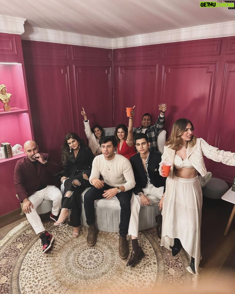 Karishma Sharma Instagram - Step into the enchanting world of Jaipur’s newest bar/club – a fusion of vintage charm and quirky vibes. From delectable bites to the irresistible ‘Jammum’ drink, every sip and bite is a journey worth savoring. A unique gem in the heart of Jaipur nightlife! @theswintonhouse