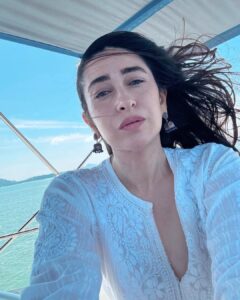 Karisma Kapoor Instagram - Cruising out of 2023 🛥️🧜🏽‍♀️🐟🐚🐋🌴☀️🩵 #thankfulandgrateful