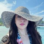 Karisma Kapoor Instagram - Here’s looking at you 2024 🩵 With Positivity,Peace,Perseverance and some Pad Thai 😉🙏🏼 #thankfulandgrateful #lololoves #family