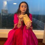 Karisma Kapoor Instagram - How many Kela chips can you eat ? 🍌😹 #wheninkerala🌴🛶 #postpackup
