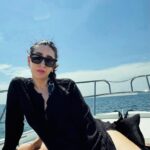 Karisma Kapoor Instagram - Here’s looking at you 2024 🩵 With Positivity,Peace,Perseverance and some Pad Thai 😉🙏🏼 #thankfulandgrateful #lololoves #family