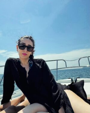 Karisma Kapoor Instagram - Here’s looking at you 2024 🩵

With Positivity,Peace,Perseverance and some Pad Thai 😉🙏🏼

#thankfulandgrateful #lololoves #family