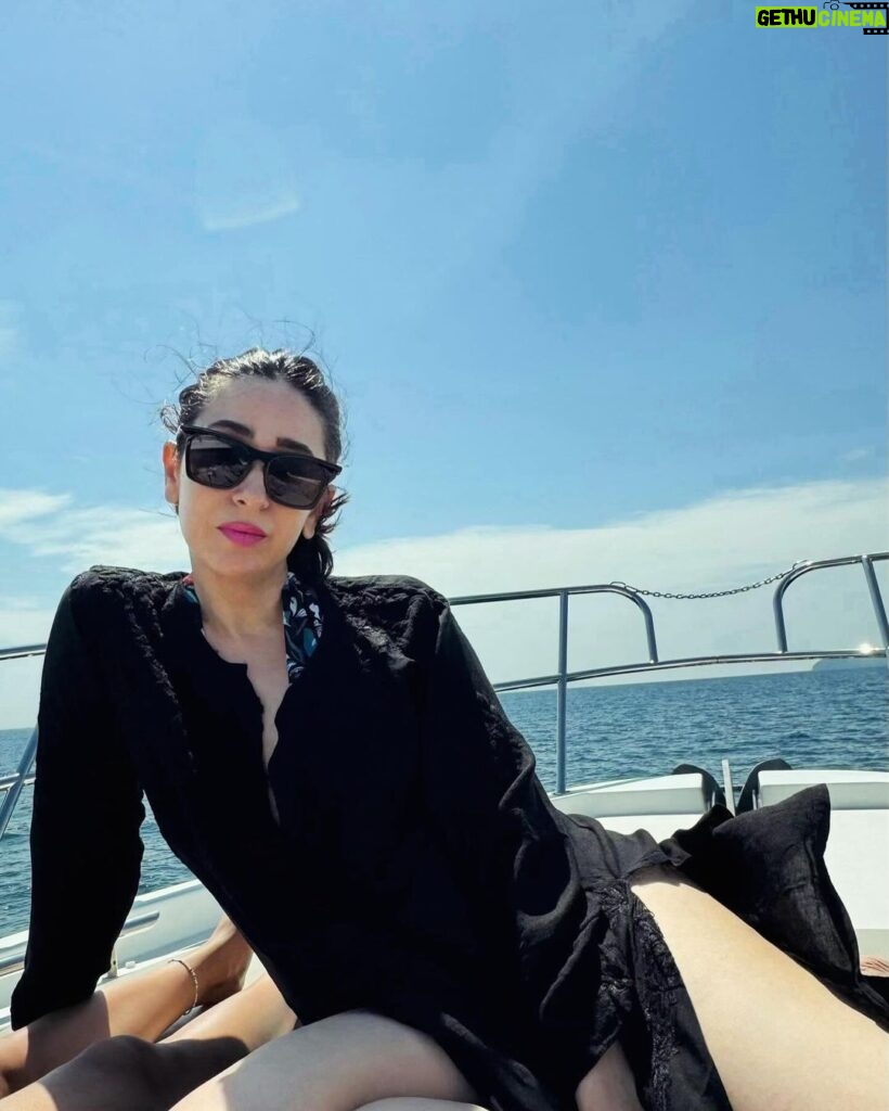 Karisma Kapoor Instagram - Here’s looking at you 2024 🩵 With Positivity,Peace,Perseverance and some Pad Thai 😉🙏🏼 #thankfulandgrateful #lololoves #family